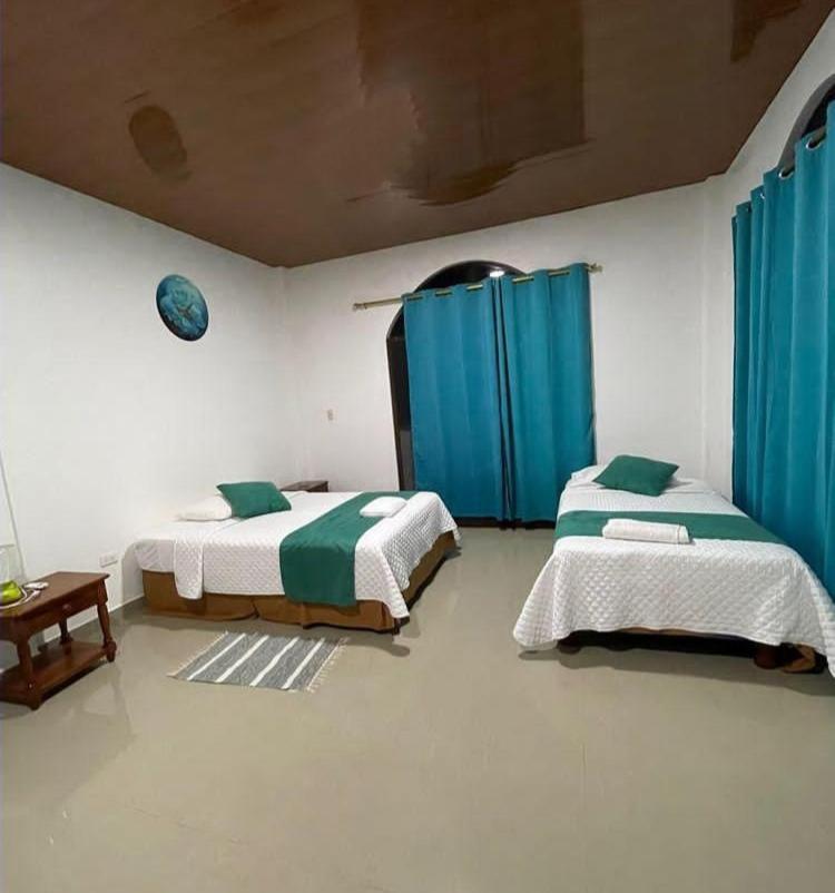Hostal Muro De Las Lagrimas With High Speed Internet Starlink Puerto Villamil Esterno foto