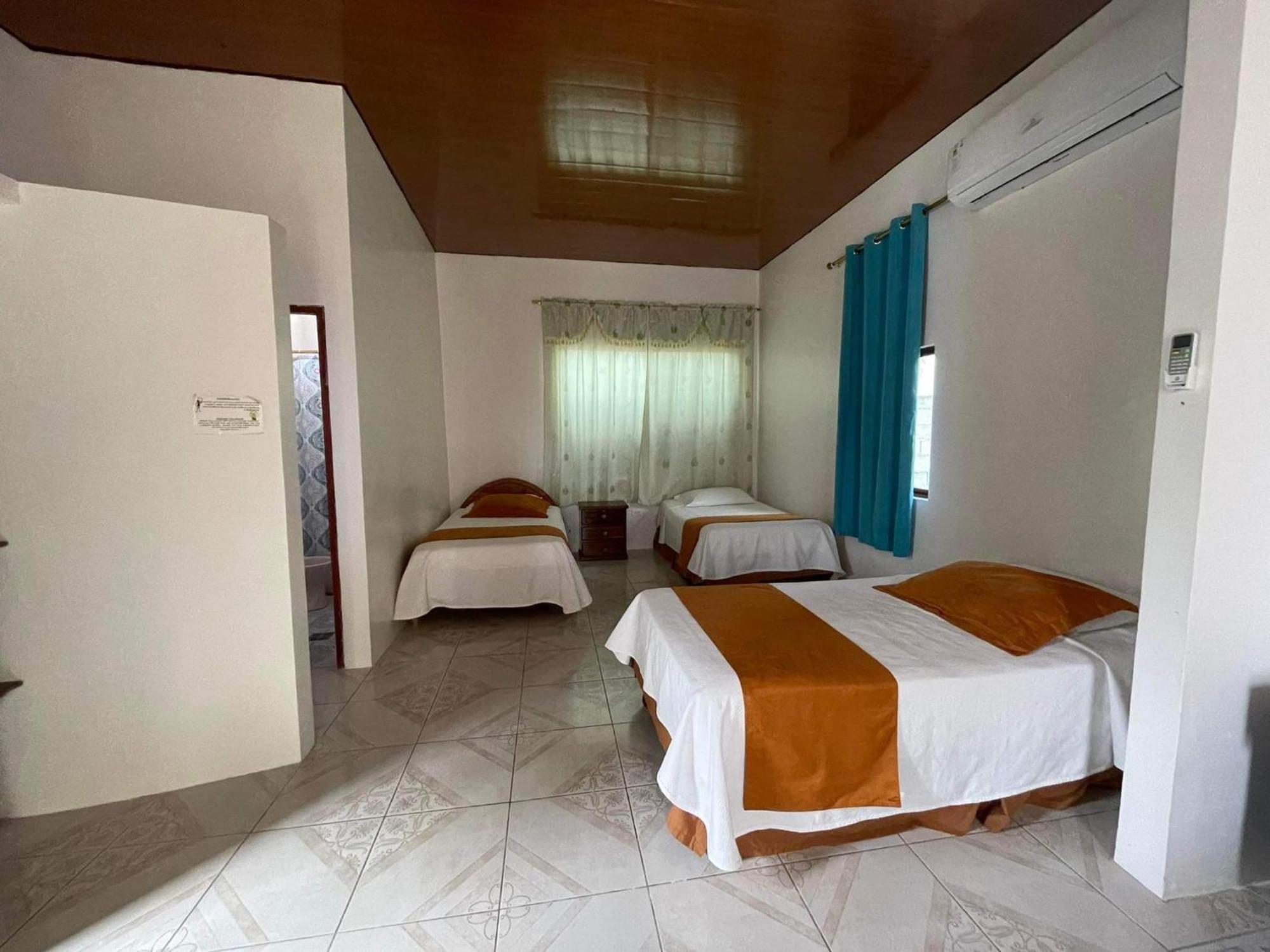 Hostal Muro De Las Lagrimas With High Speed Internet Starlink Puerto Villamil Esterno foto